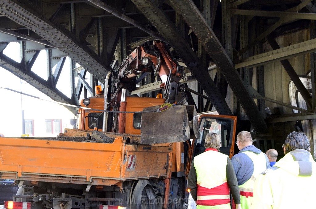 LKW blieb unter Bruecke haengen Koeln Deutz Deutz Muelheimerstr P100.JPG - Miklos Laubert